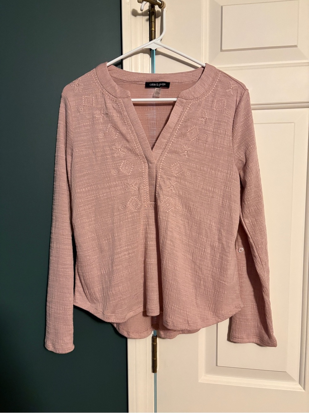 Cable & Gauge Dusty Pink Textured V‑Neck Long Sleeve Shirt. Buttons on sleeve.
